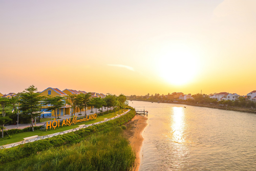ngắm ho&agrave;ng h&ocirc;n tr&ecirc;n cầu &aacute;nh trăng