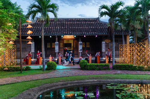 Mini show trong c&ocirc;ng vi&ecirc;n k&yacute; ức hội an