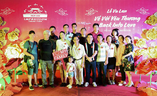 chụp ảnh tại ấn tượng hội an cùng đại gia đình