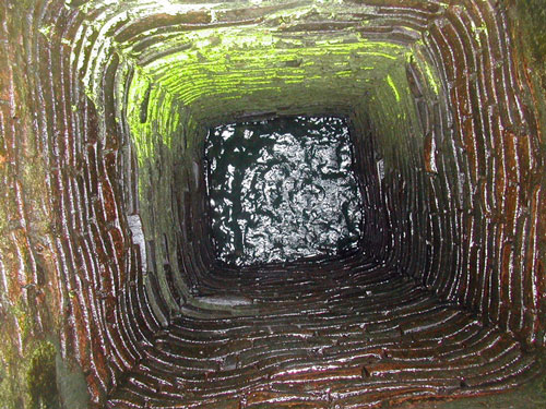 Giếng cổ Bà  Lẽ đã được sử dụng từ thời kỳ Cham