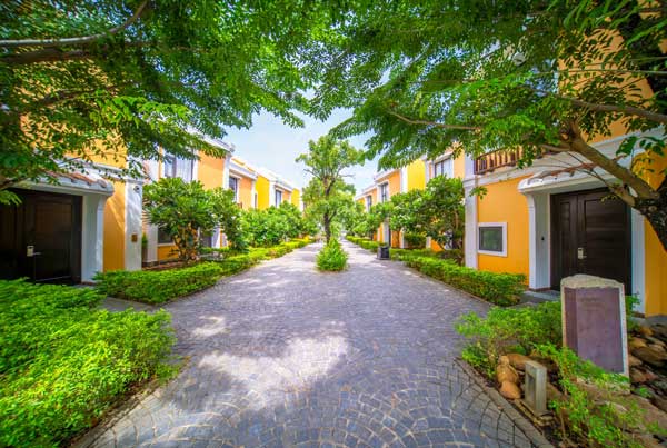 Khuân viên resort luôn có bóng cây xanh mát