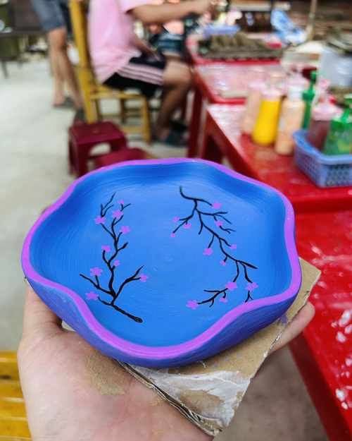 Bạn có thể vẽ trang trí lên các sản phẩm gốm sau khi phơi khô