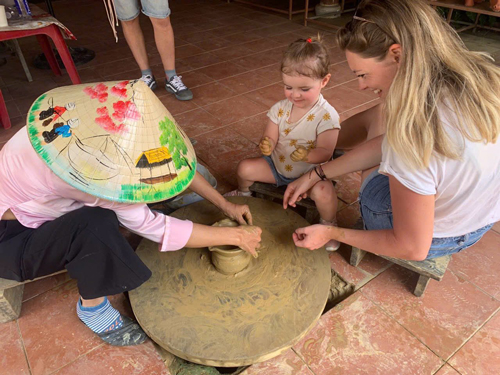 Du khách được hướng dẫn cách tạo hình cho sản phẩm gốm