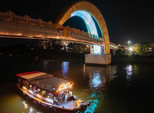 cầu &aacute;nh trăng hội an đi thuyền