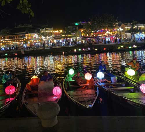 đi thuyền thả hoa đăng hội an